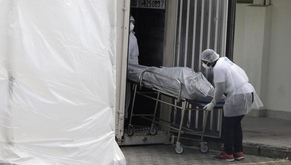 Trabajadores sanitarios llevan un cadáver a un contenedor refrigerado el hospital Lourenco Jorge en Río de Janeiro, donde se trata a pacientes de coronavirus. (REUTERS / Ricardo Moraes).