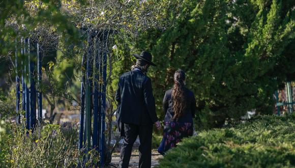 Un hombre y una mujer judíos ultraortodoxos caminan en un parque público en el centro de Jerusalén. (AFP/MENAHEM KAHANA).