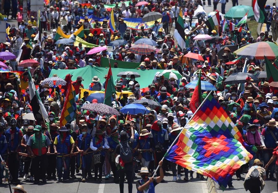 Centenares de indígenas del departamento colombiano del Cauca (suroeste) viajarán a Bogotá con el objetivo de presionar al presidente Iván Duque para que atienda sus peticiones, relacionadas con la defensa de la vida y el cese de la violencia que azota la región en la que viven. (Foto: EFE/ Ernesto Guzmán)