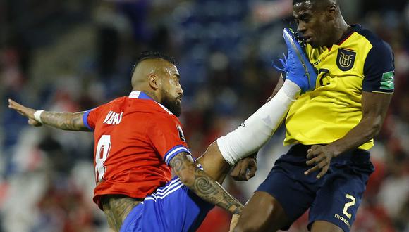 El preciso momento en que Vidal impacta contra Félix Torres involuntariamente. (Foto: AFP)