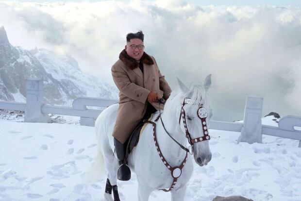Esta imagen muestra al líder norcoreano Kim Jong-un montando un caballo blanco durante las primeras nieves en Mouth Paektu (Foto: STR / KCNA VIA KNS / AFP)