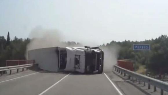 Esta pareja se salvó de morir aplastada por un camión [VIDEO]