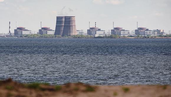 En esta foto de archivo tomada el 27 de abril de 2022, se muestra una vista general de la planta de energía nuclear Zaporizhzhia, situada en el área controlada por Rusia de Enerhodar, vista desde Nikopol. (Foto: Ed JONES / AFP)