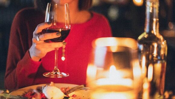 Sorprende a tu pareja con una cena romántica en casa por San Valentín 2023. (Foto: Pexels)
