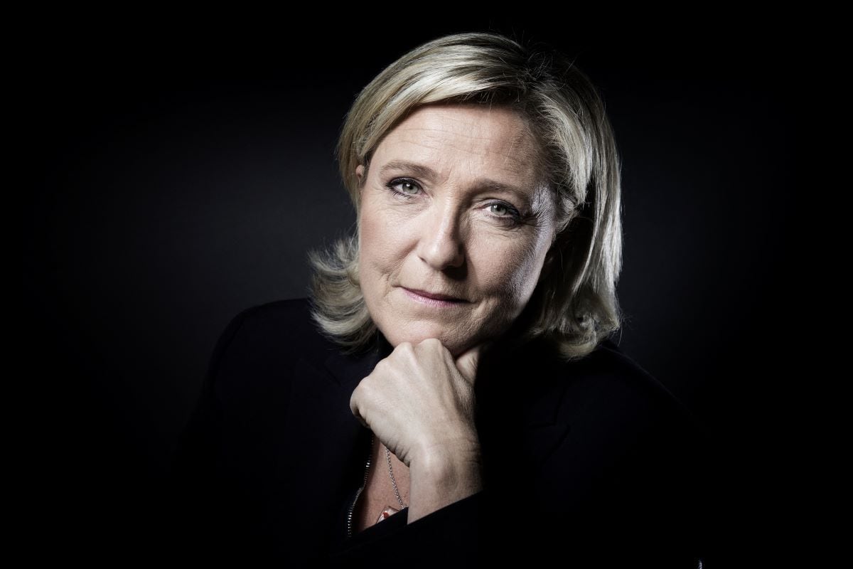 Marine Le Pen poses during a photo session in Nanterre on October 17, 2016. (JOEL SAGET / AFP).