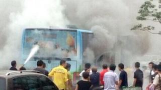 China: Sujeto prende fuego dentro de un bus con 80 pasajeros