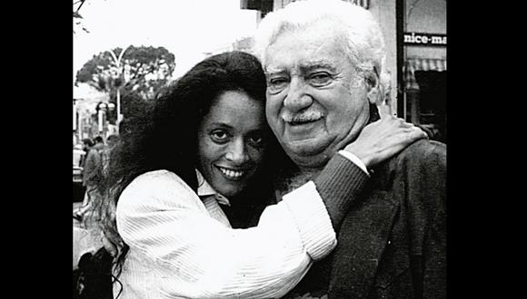 El escritor brasileño Jorge Amado y la actriz Sonia Braga, quien protagonizó la versión cinematográfica de "Doña Flor y sus dos maridos".