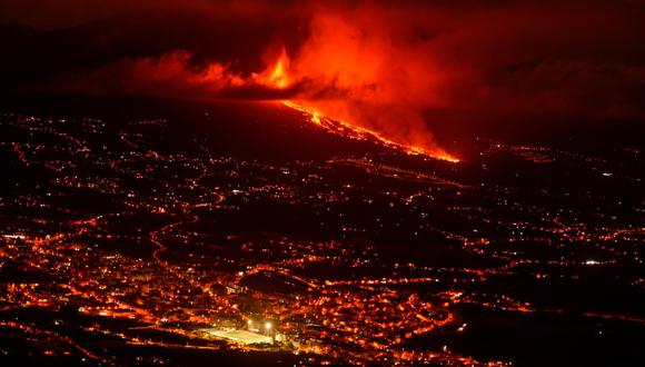 El Gobierno de Canarias está trabajado ya en un borrador de decreto ley para poder recalificar los terrenos necesarios y resituar “con urgencia e inmediatez” las casas afectadas por la erupción volcánica en la isla de La Palma. (Foto: Miguel Calero / EFE)