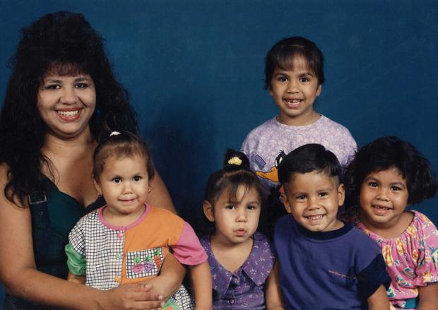 Melissa Lucio y algunos de sus 14 hijos.