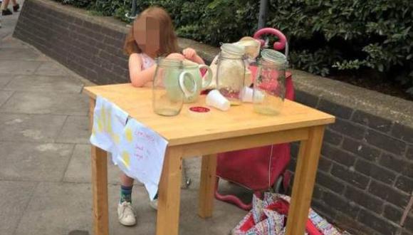 Londres: Multan a una niña de 5 años por vender limonada "sin tener licencia".