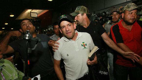 El líder opositor de la región de Santa Cruz, Luis Fernando Camacho, se prepara para abordar un avión con destino a La Paz, en el aeropuerto Viru Viru de Santa Cruz, el 6 de noviembre de 2019. (Foto de DANIEL WALKER / AFP)