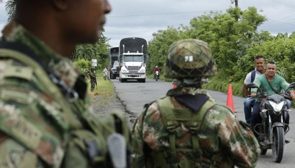 Soldados vigilan una carretera en Carepa, Antioquia (Colombia).