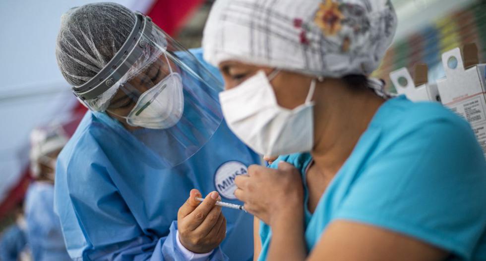 Médicos y policías, considerados en la llamada primera línea de atención en la pandemia, recibieron la vacuna de Sinopharm. Se confirma que sirve contra el COVID-19. (Foto: Ernesto Benavides / AFP )