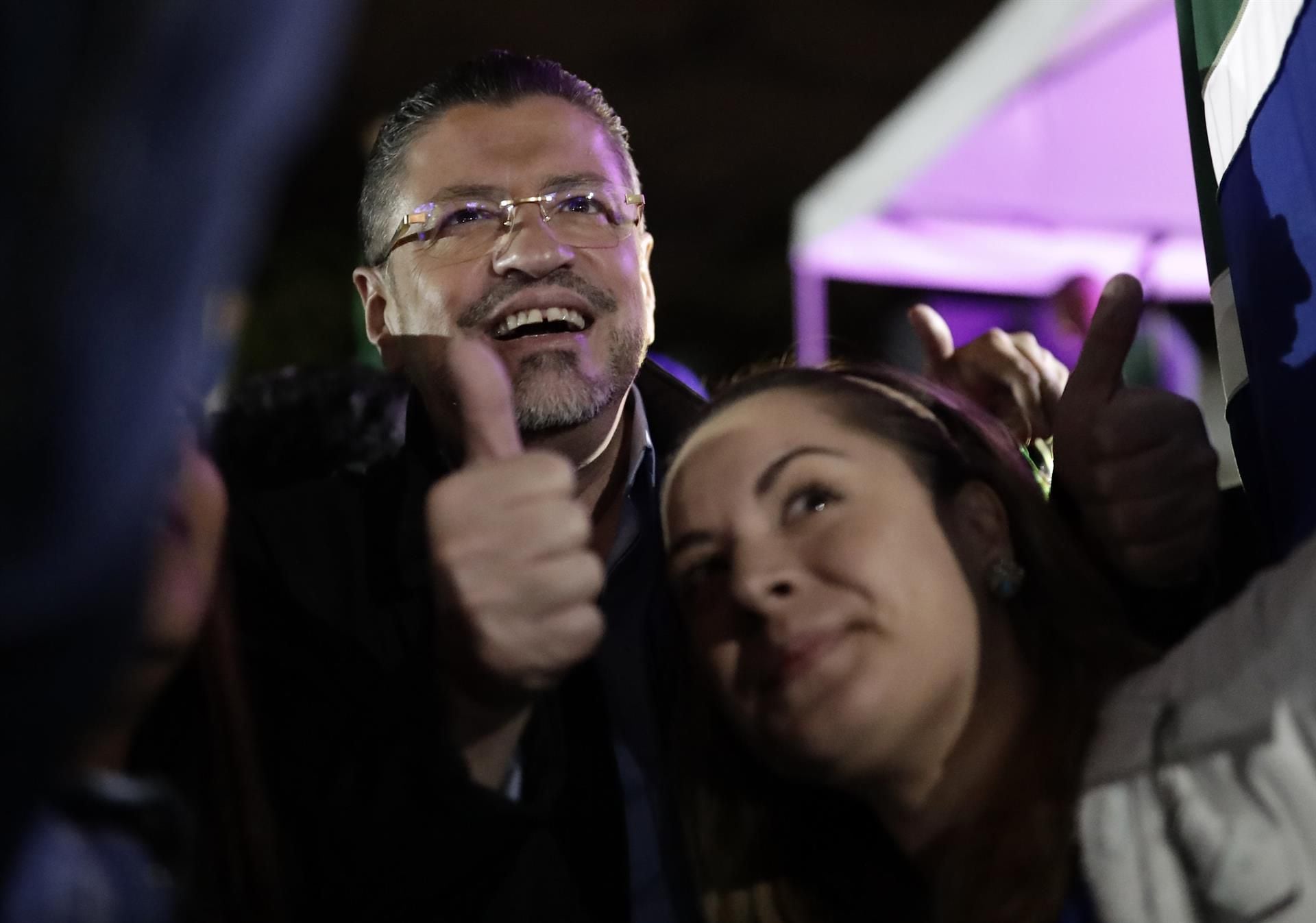 The candidate of the Democratic Social Progress Party, Rodrigo Chávez, during his closing campaign in San José.  (EFE/Jeffrey Arguedas).