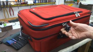 Video muestra lo fácil que es abrir una maleta con candado