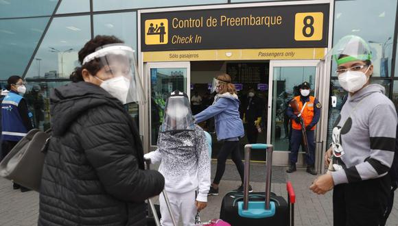 Gobierno anuncia que peruanos y ciudadanos que estuvieron en Reino Unido deberán hacer cuarentena dos semanas (Foto: EFE/ Paolo Aguilar)