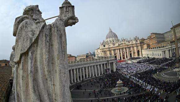 Una vista general muestra la plaza de San Pedro durante la misa fúnebre del Papa emérito Benedicto XVI en el Vaticano el 5 de enero de 2023 (Foto de Filippo MONTEFORTE / AFP)
