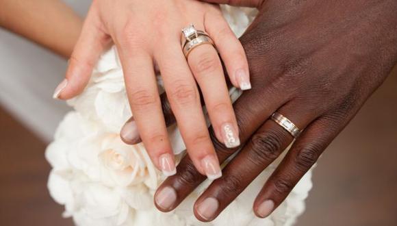 Una pareja interracial estadounidense vio cómo un salón de fiestas rechazó celebrar su boda por "creencias cristianas" de la propietaria. Foto: GETTY IMAGES, vía BBC Mundo