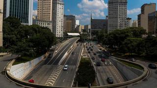 Con calles vacías y metro atestado, Sao Paulo inicia fuertes restricciones contra el coronavirus | FOTOS