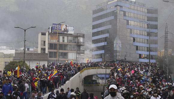 Manifestantes protestan contra el gobierno del presidente Guillermo Lasso y el incremento de los precios del combustible en Quito, Ecuador.