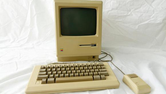 Una versión restaurada de la Macintosh de Apple, la computadora lanzada al mercado en 1984 Fuente: Reuters