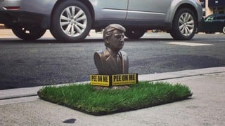 Colocan pequeñas estatuas ofensivas contra Donald Trump en Nueva York