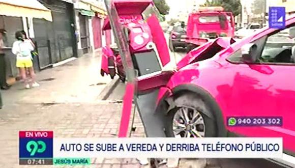 Un auto se subió a la vereda e impactó contra una cabina de teléfono tras ser chocado por otro automóvil. (Video: Latina)