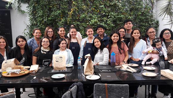 Ximena Llosa y La Gastronauta junto a los participantes de la clase de cocina. (Foto: El Comercio)