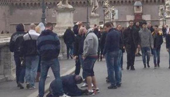 Terrible: Aficionado checo orina sobre una mendiga en Roma