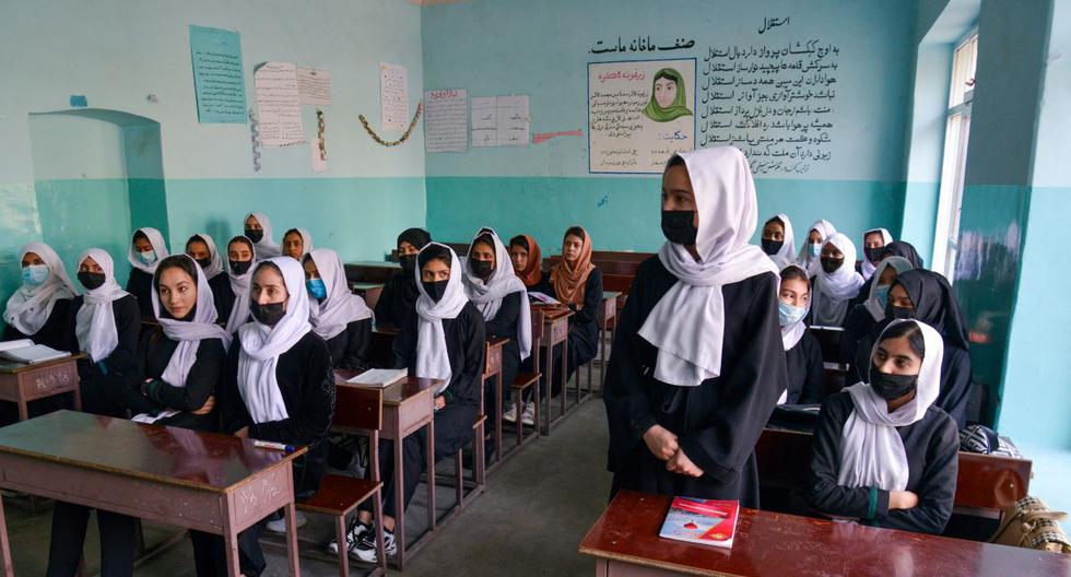 Las adolescentes asisten a una clase después de la reapertura de su escuela en Kabul, Afganistán, el 23 de marzo de 2022. Poco después los talibanes ordenaron el cierre de las escuelas secundarias de niñas. (AHMAD SAHEL ARMAN / AFP).