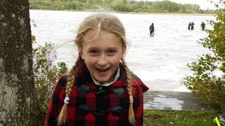 La niña que encontró en un lago de Suecia una espada de 1.500 años de antigüedad