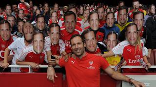 Enmascarados de Petr Cech alegran el estadio de Arsenal