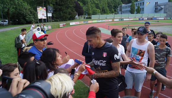 Paolo Guerrero recibiendo el obsequio de los compatriotas