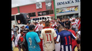 Hinchas peruanos se reunieron fuera del hotel de la selección