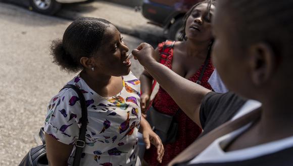 Una mujer recibe una vacuna oral contra el cólera en Puerto Príncipe, Haití, el 19 de diciembre de 2022, durante un programa de vacunación contra el cólera. (Foto: AFP)