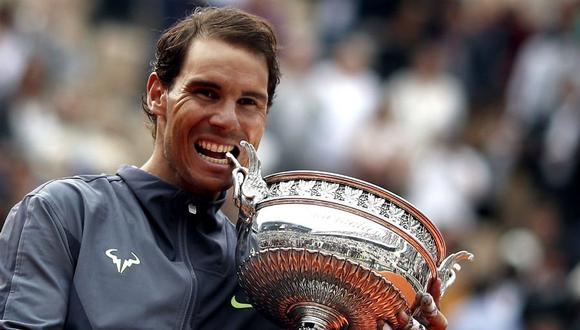 Rafael Nadal con el trofeo del Roland Garros. (Foto: AFP)