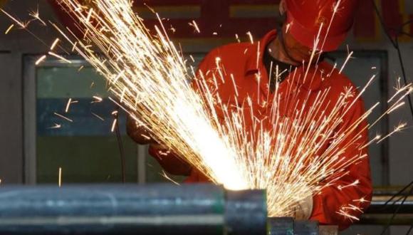 Un trabajador maneja tubos de acero en una fábrica de Dongbei Special Steel Group Co Ltd, en Dalián, China. (Foto: Reuters)