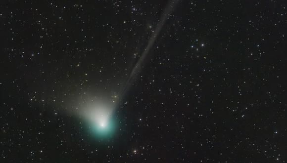 El cometa C/2022 E3 (ZTF) se ve verde a través de un telescopio. (DAN BARTLETT).