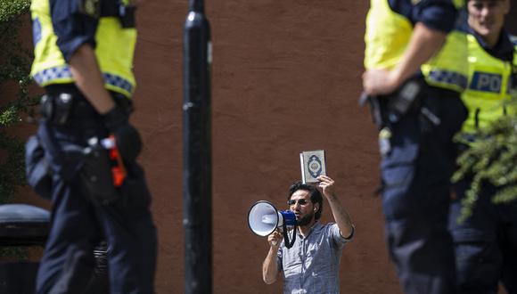 Salwan Momika protesta frente a una mezquita en Estocolmo, Suecia, el 28 de junio de 2023, durante la festividad de Aíd al Adha o Fiesta del Sacrificio. (Foto de Jonathan NACKSTRAND / AFP)