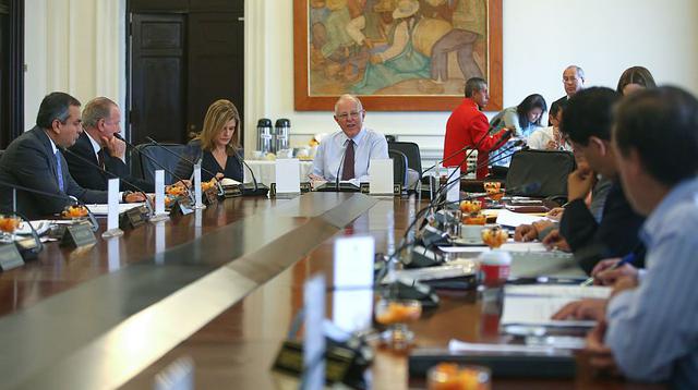 Todos los ministros, nuevos y viejos, participaron en la reunión de hoy, encabezada por PPK y Mercedes Aráoz. (Presidencia del Perú)