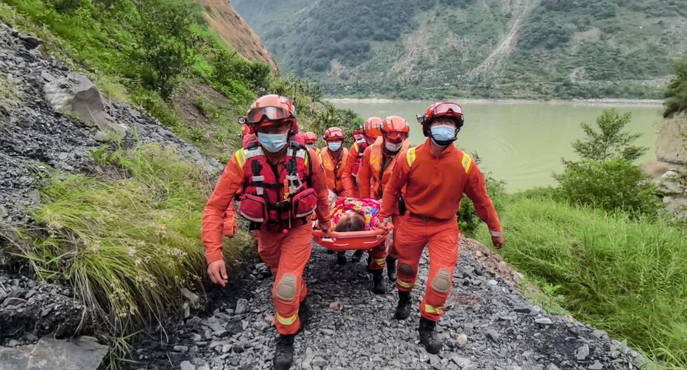 Los equipos de rescate llevan a una persona herida después de un terremoto de magnitud 6,6 en el condado de Luding, prefectura de Ganzi, en la provincia suroccidental china de Sichuan, el 6 de septiembre de 2022. (SNC / AFP).