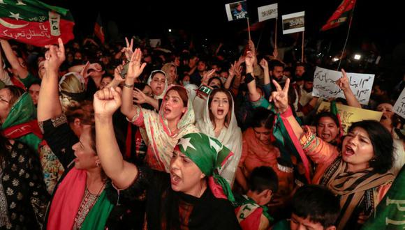 Partidarios del partido político Pakistan Tehreek-e-Insaf (PTI) se manifiestan en apoyo del ex primer ministro pakistaní Imran Khan, después de que perdiera un voto de confianza en la cámara baja del parlamento, en Islamabad, Pakistán.