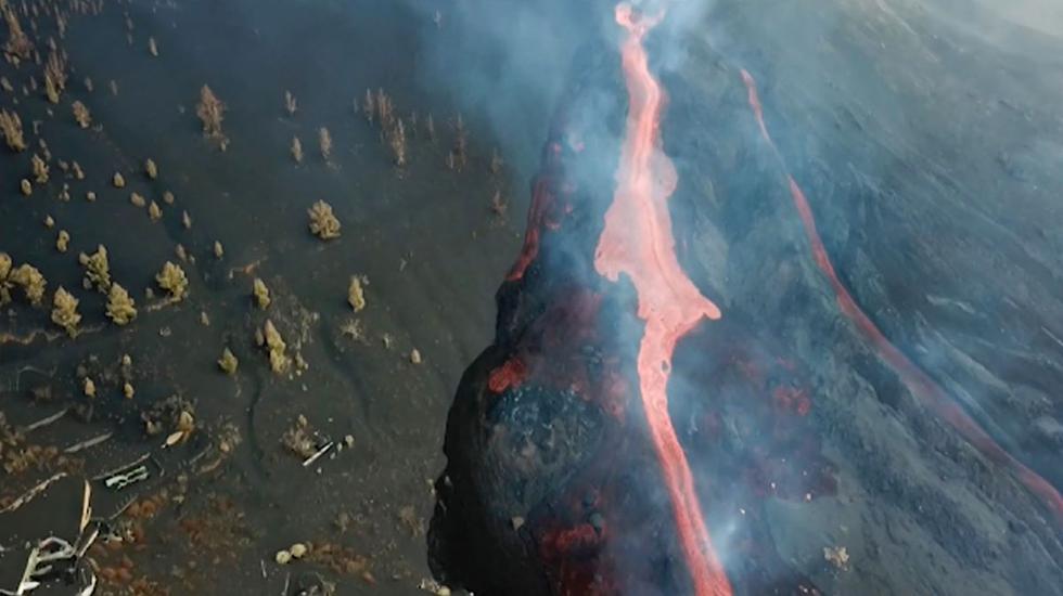 Captura de video del Instituto Geológico y Minero de España (IGME-CSIC) muestra una vista aérea de uno de las coladas de lava del volcán de La Palma que fluyen hacia el mar. (AFP).
