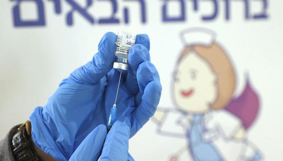 Un trabajador de la salud israelí de Maccabi Healthcare Services se prepara para administrar una dosis de la vacuna Pfizer-BioNtech, el 24 de febrero de 2021 en Tel Aviv.  (JACK GUEZ / AFP).