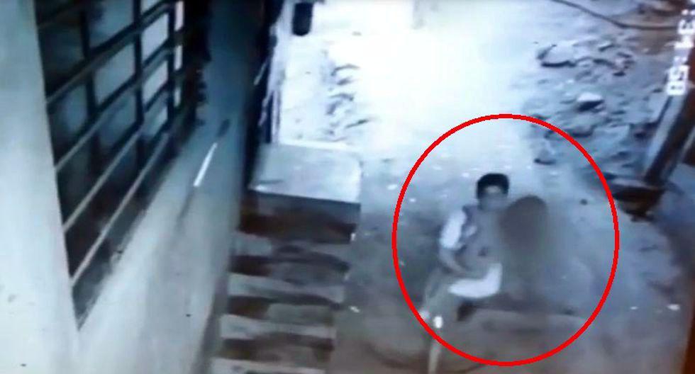 El cuerpo sin vida de la menor fue hallado la mañana de ayer en el sector conocido como "La Mina". Las imágenes muestran a la niña siendo llevada por el joven de 15 años (Imagen: captura)