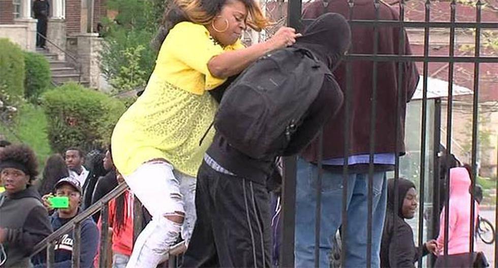 Esta madre no quiso que su hijo protestara y se lo llevó a golpes. (Foto: Agencias)