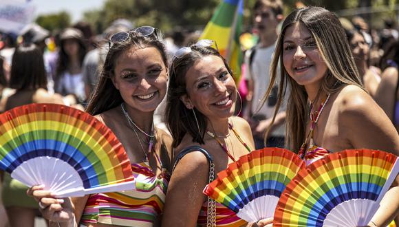 Participantes posan para una foto con abanicos de colores del arcoíris durante el Desfile del Orgullo LGBT anual en la ciudad costera mediterránea de Tel Aviv en Israel el 10 de junio de 2022. (Foto: RONALDO SCHEMIDT / AFP)