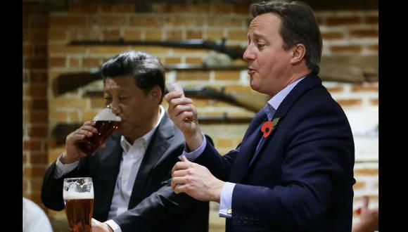 David Cameron y Xi Jinping se toman unas cervezas en un pub