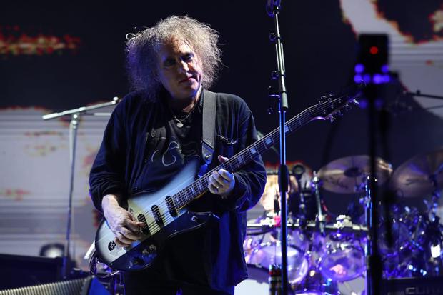 Robert Smith, lead singer of The Cure, showed off his impeccable voice and his sometimes underrated guitar skills.  (Photos: Jorge Luis Cerdán/GEC)