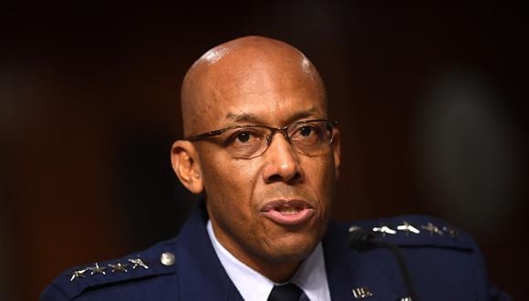 El general Charles Q. Brown, Jr., nominado a Jefe de Estado Mayor de la Fuerza Aérea de EE. UU., testifica durante una audiencia de las Fuerzas Armadas del Senado en Capitol Hill en Washington, DC el 7 de mayo de 2020. (Foto de KEVIN DIETSCH / POOL / AFP)